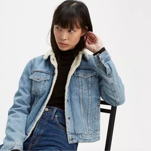 Levi’s sherpa trucker jacket - almost new!